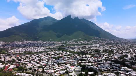 Drohnenrückzug-Vom-Cerro-De-La-Silla-In-Monterrey-An-Einem-Sonnigen-Tag