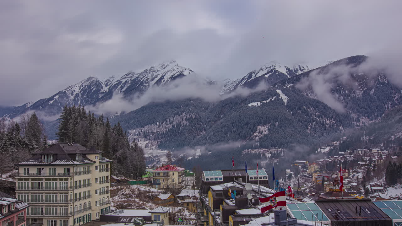 겨울 시간 경과에 오스트리아 바트 가슈타인의 스파 및 스키 리조트 마을