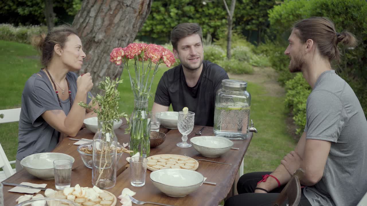 미소 짓는 남녀 친구 들 이 야외 에서 이야기 하고 있다