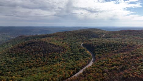 Una-Vista-Aérea-Muy-Por-Encima-De-Las-Montañas-En-El-Norte-Del-Estado-De-Nueva-York-Durante-Los-Cambios-De-Follaje-De-Otoño