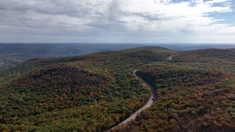 una vista aérea muy por encima de las montañas en el norte del estado de nueva york durante los cambios de follaje de otoño