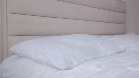 mujer durmiendo en la cama