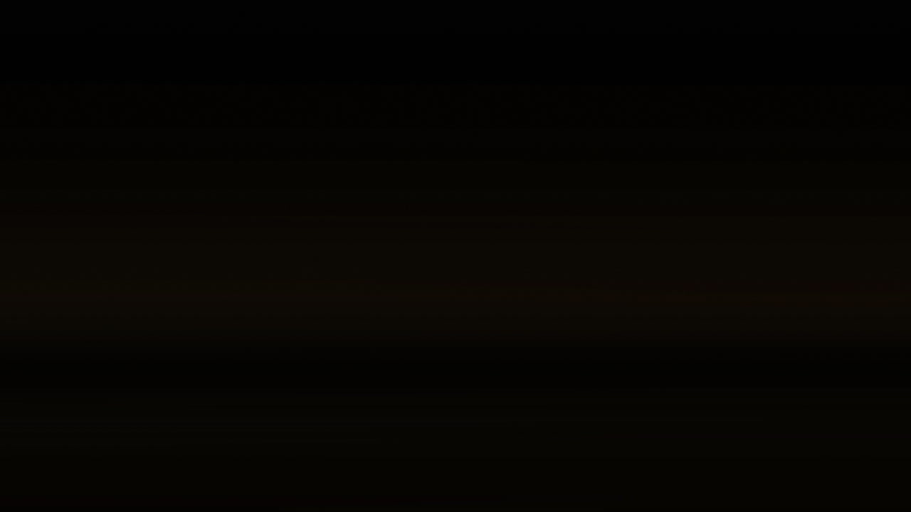 золотые блестящие конфеты падают на черный фон