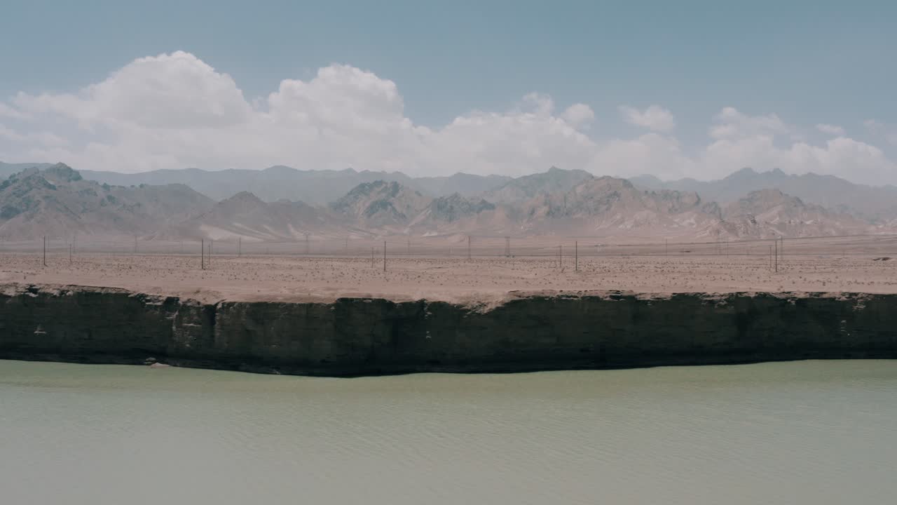 líneas eléctricas en la zona desértica de la provincia de qinghai, suministro de electricidad