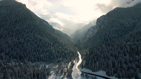 Vista-Aérea-Del-Paisaje-Nevado-En-Temporada-De-Invierno