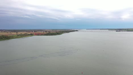 Luftaufnahme-Des-Flusses-Tietê.-Intermodaler-Wasserstraßenhafen