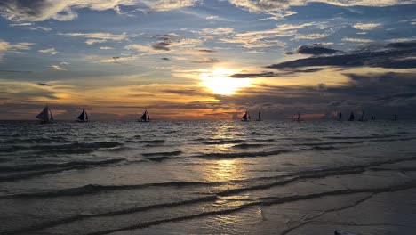 Puesta-De-Sol-En-La-Isla-De-Boracay,-Filipinas,-Siluetas-De-Veleros-Y-Hermoso-Cielo