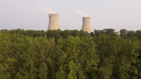 Vista-Lejana-De-Las-Estructuras-De-La-Chimenea-De-La-Planta-De-Energía-Nuclear-Enrico-Fermi-Ii-En-Newport,-Michigan