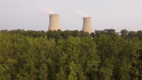 vista lejana de las estructuras de la chimenea de la planta de energía nuclear enrico fermi ii en newport, michigan