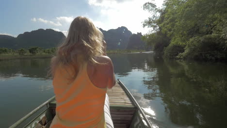 vista de mulher loira com câmera no barco excursão na baía de halong barco ilha passeios hanoi vietnã