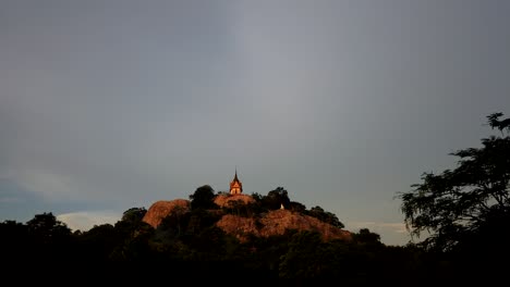 Wat-Phra-Phutthachai-Es-Un-Destino-Turístico-Para-Extranjeros-Y-Ciudadanos-Tailandeses-Que-Buscan-Bendiciones