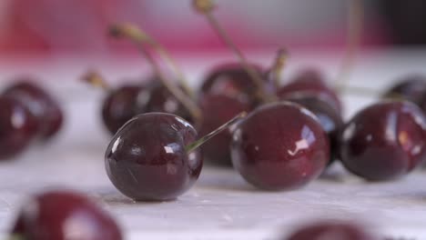 en cerezas cerradas vertidas en una tabla de cortar