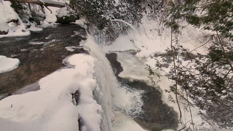 La-Vista-De-Las-Cataratas-Hoggs-Cubiertas-De-Nieve-Blanca-En-La-Temporada-De-Invierno