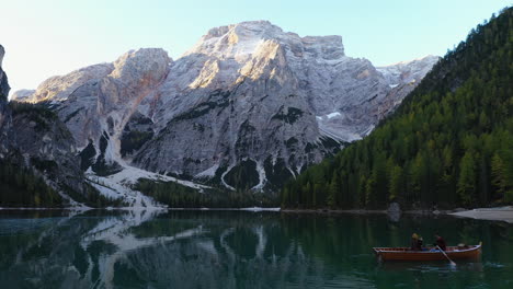 意大利多洛米特山脈 (dolomites) 南提羅爾 (south tyrol) 的美麗湖泊