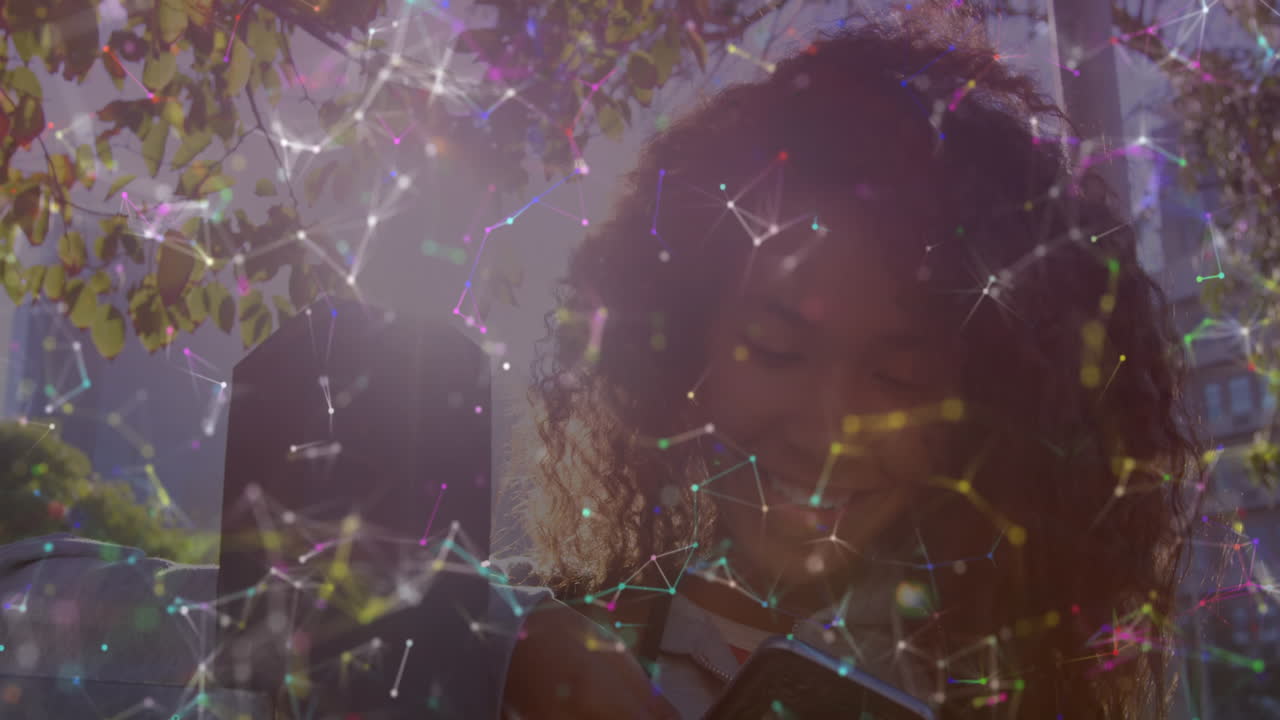 animación de una red de iconos digitales sobre una mujer usando un teléfono inteligente
