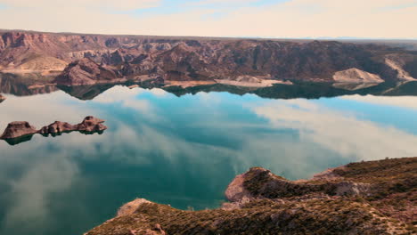 Una-Impresionante-Imagen-De-180-Grados-Que-Captura-La-Majestuosa-Belleza-Del-Cañón-Del-Atuel,-En-San-Rafael,-Mendoza,-Argentina.