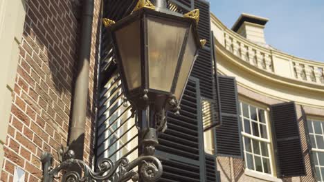 Primer-Plano-De-Los-Detalles-En-El-Aplique-De-Pared-Tradicional-En-El-Castillo-De-Groeneveld,-Utrecht