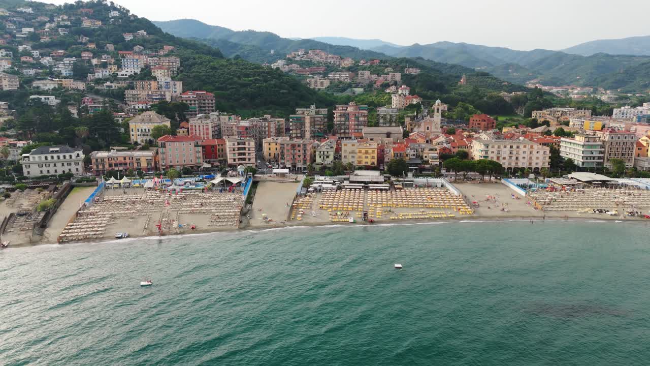 ciudad costera en liguria, italia con hermosas playas y vistas al mar