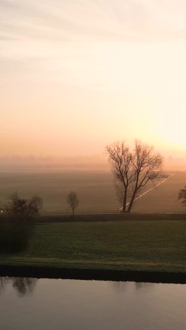 amanecer sobre un campo rural holandés