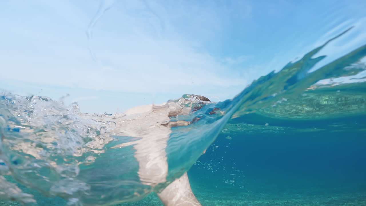 바다에서 프리스타일 수영