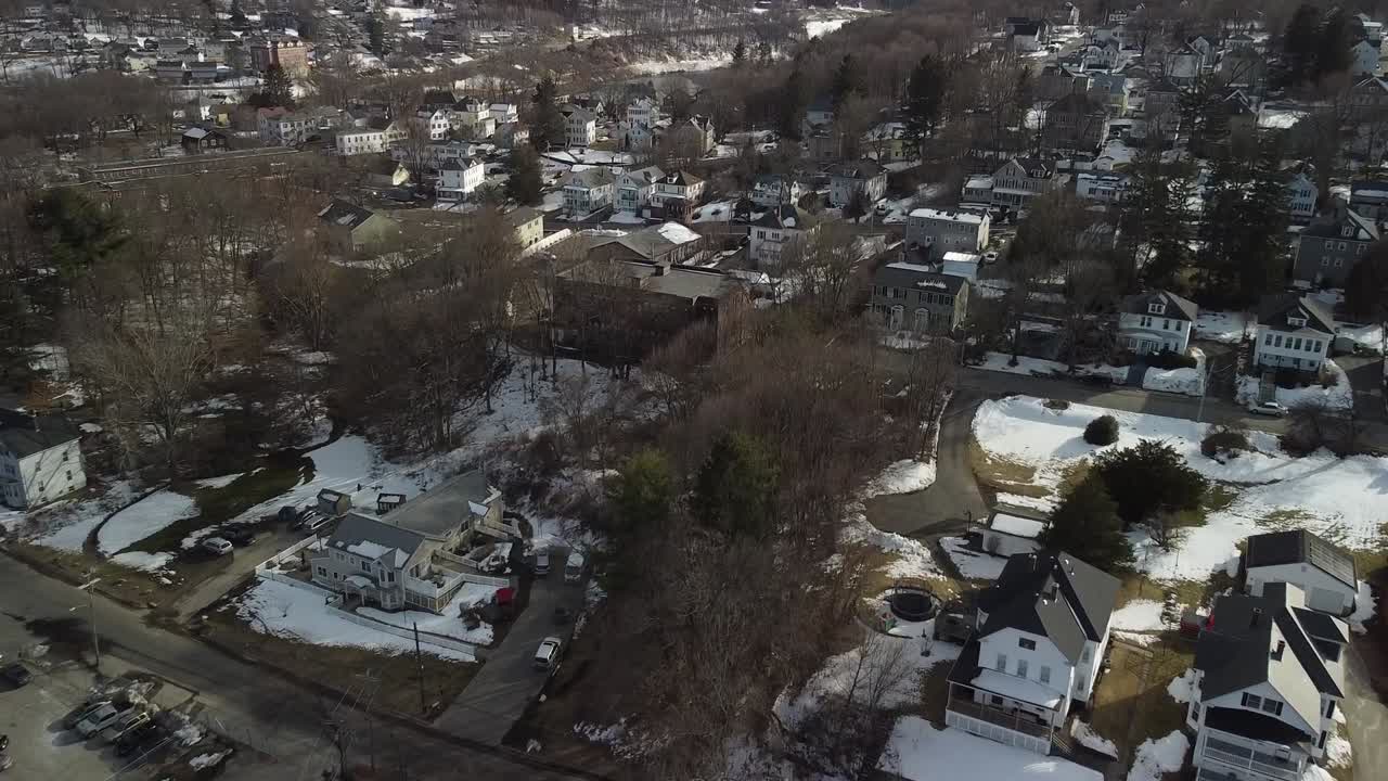 매사추세츠 주 클린턴의 주택과 주거용 부동산 상공을 비행