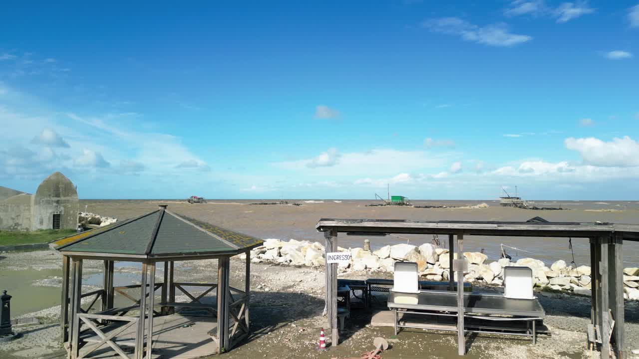 드론이 이륙하고 이탈리아 중부 토스카니의 해변 휴양지인 피사 마리나의 해안 해안의 안테나를 촬영합니다.