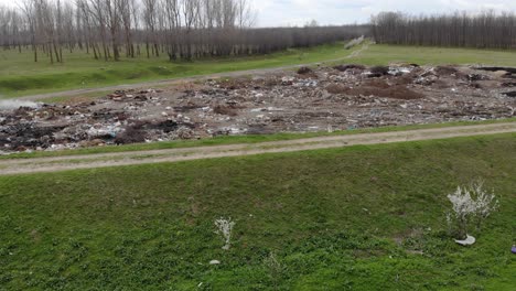 Los-Prados-Revelaron-Un-Gran-Vertedero-De-Basura-En-El-Campo-Forestal