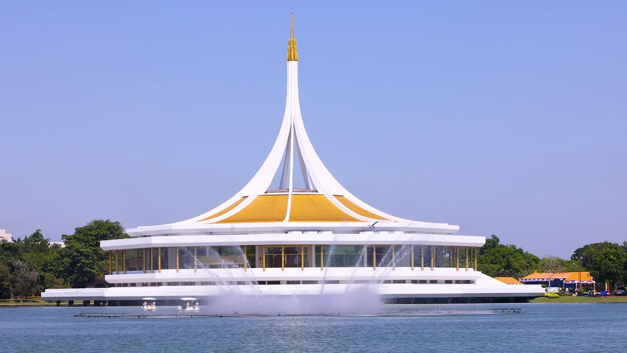 pabellón con fuente en un parque tranquilo