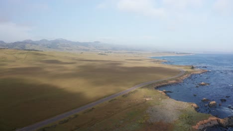 Amplia-Toma-Panorámica-Aérea-Del-Rancho-Hearst-Y-Las-Tierras-Costeras-Circundantes-Cerca-De-La-Colonia-De-Elefantes-Marinos-Del-Norte-En-San-Simeon,-California