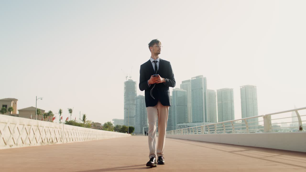 도시에서 고 있는 사업가