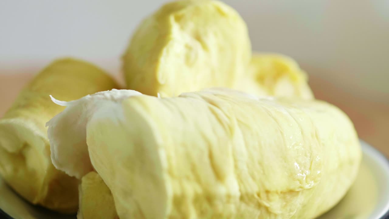 un escaparate de la rotación durian colocado en el plato se ve muy apetitoso