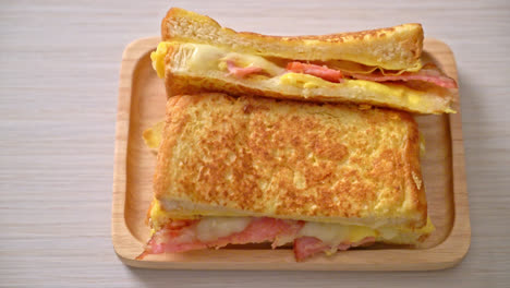 sándwich de tostadas francesas caseras jamón tocino queso con huevo