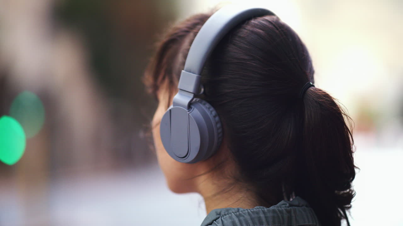 ¡con los auriculares puestos, el mundo apagado!