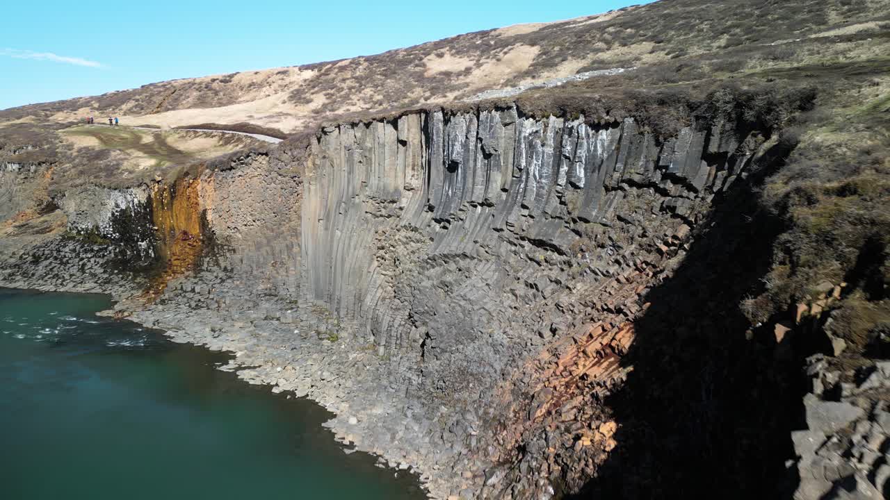 항공 드론은 밝은  ⁇ 빛의 날 동부 아이슬란드의 studlagil 바살트 협곡을 따라 자갈 길을 따라 앞으로 이동  ⁇