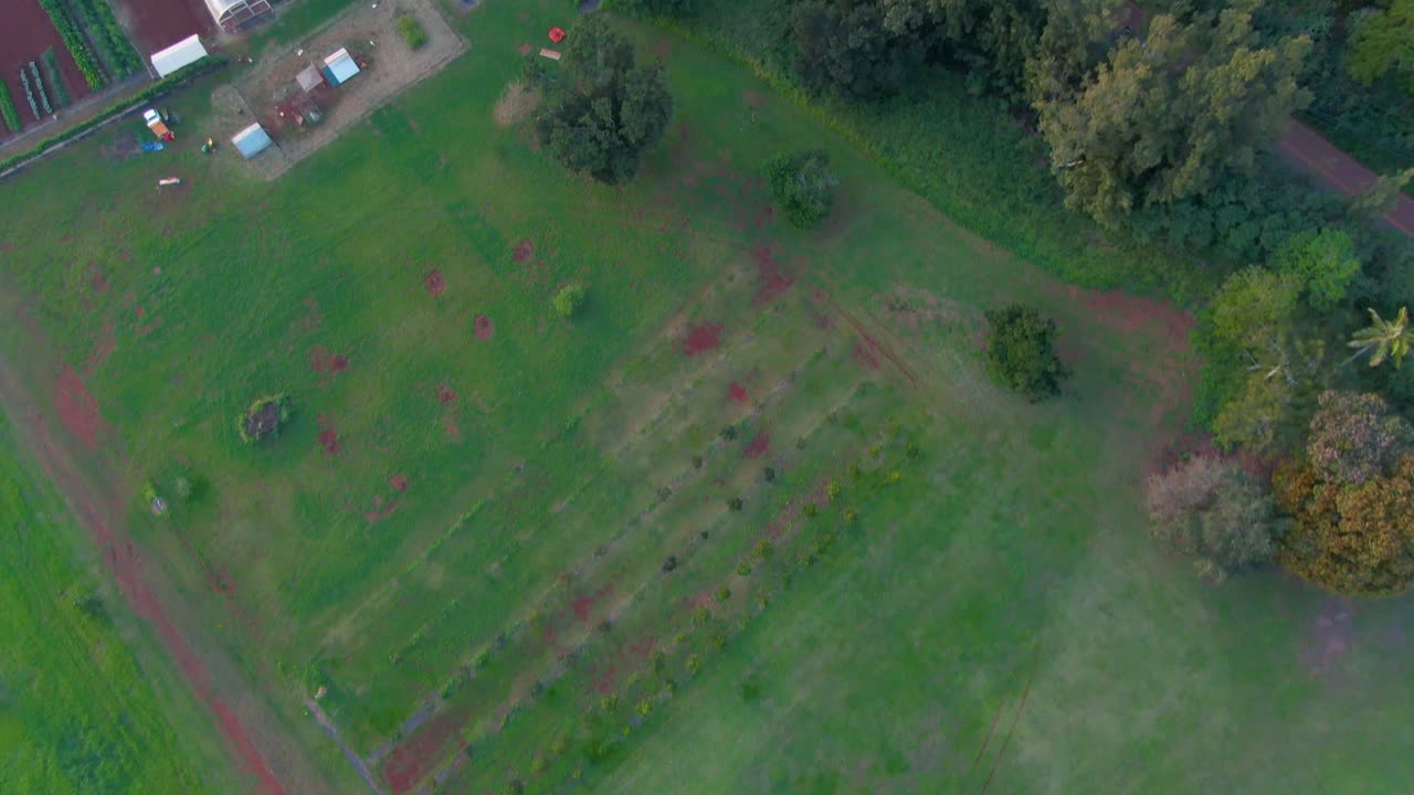 vista aérea desde las tierras de cultivo hasta las aguas costeras de la zona de pu'u o mahuka