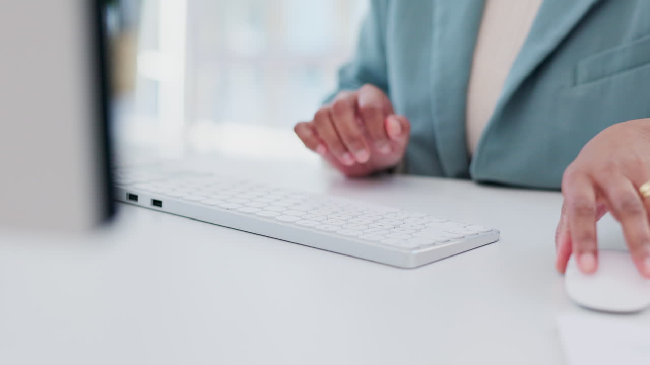 mujer de negocios escribiendo en una computadora