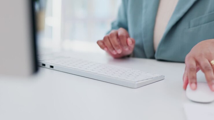 Donna d'affari che digita al computer