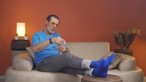 al hombre le encanta el dinero.