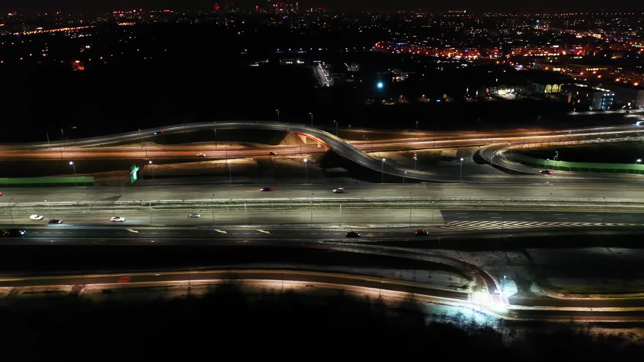 carreteras de la ciudad nocturna de arriba hacia abajo con vista aérea de conducción de automóviles