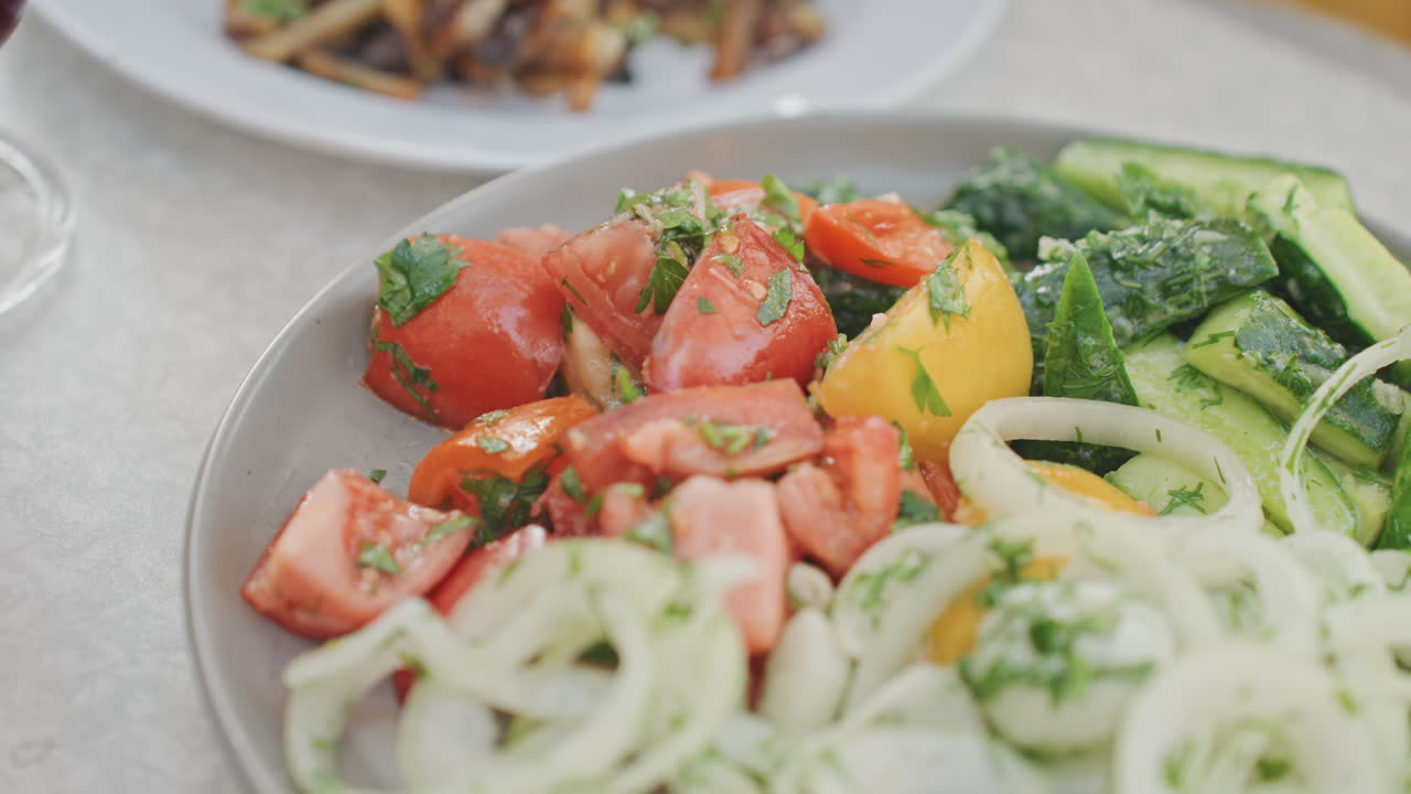 Ensalada en mesa de picnic. Verduras frescas en un entorno al aire libre. Disfrutando de una comida informal al aire libre con ingredientes frescos para ensalada. Relajándose en un picnic con un plato de ensalada fresca y verduras vibrantes