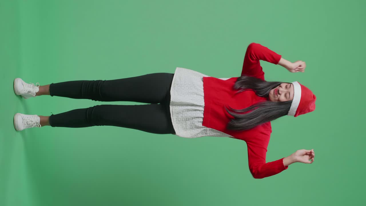 산타 모자를 입고 춤추는 여자