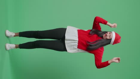 mujer bailando con un sombrero de santa