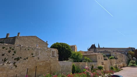 arquitectura histórica bajo un cielo azul claro