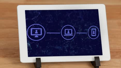 iconos de red de conexión en la pantalla de la tableta digital contra un fondo de madera