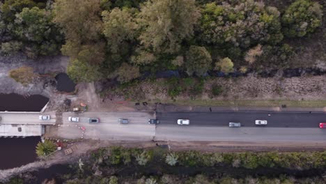 夕陽時的農村道路上交通堵塞的上下射擊, 施工現場的車輛慢慢穿過橋