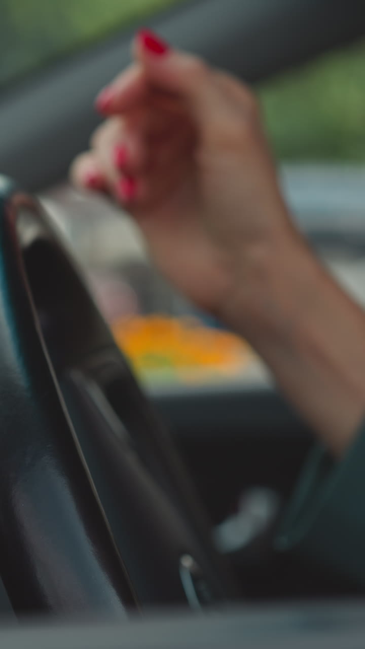 las manos de una mujer desesperada golpeando el volante del coche. la mujer se siente impaciente por quedarse atrapada en la congestión del tráfico apresurándose a casa.