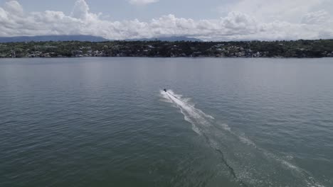 moto de agua en el lago tequesquitengo