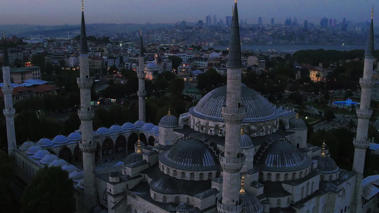 la mezquita azul, la noche 4k video aéreo de drones
