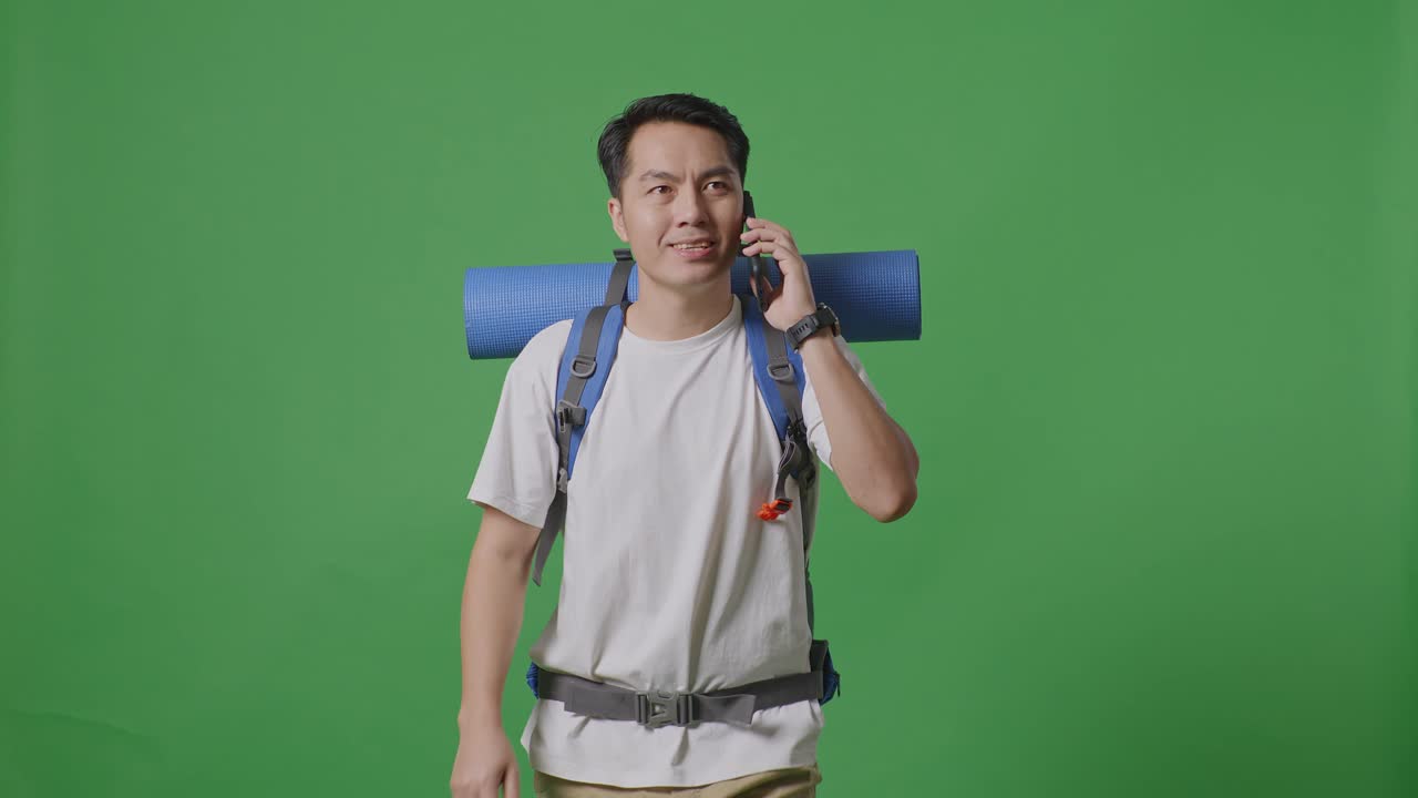 hombre en un teléfono con una mochila