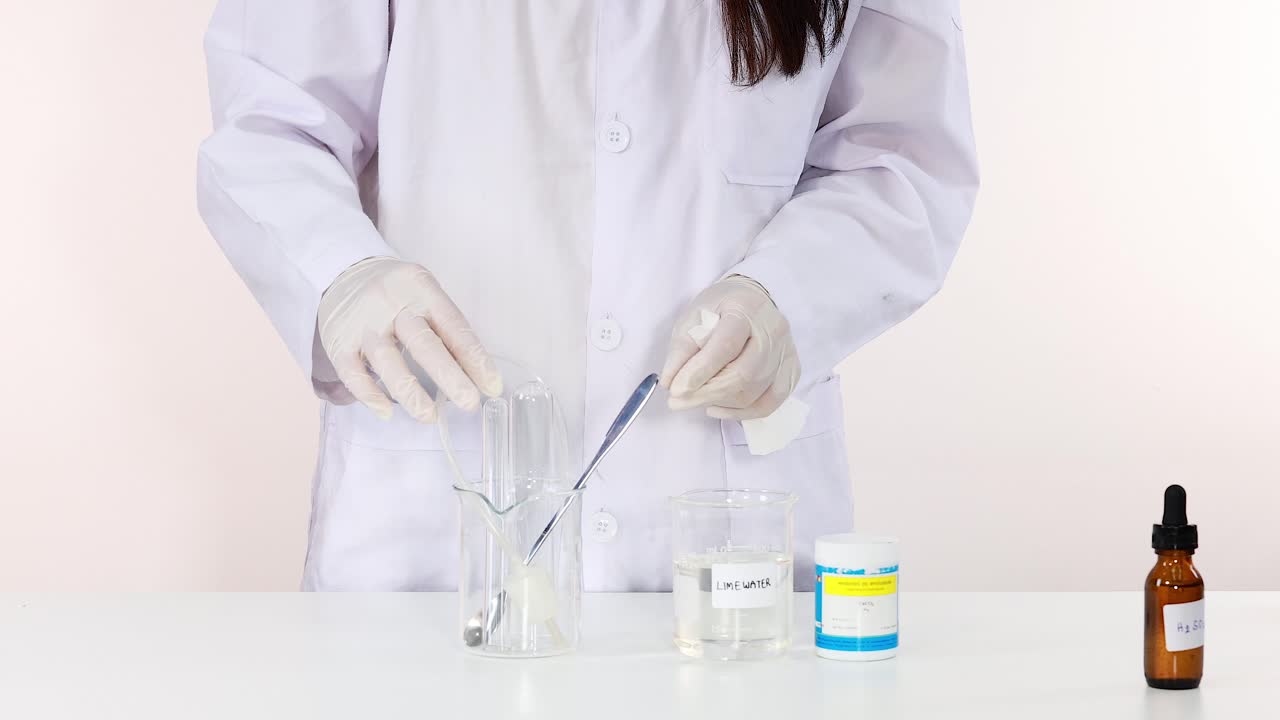 demostración de una reacción química en un entorno de laboratorio